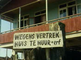 Aankomst en opvang van Surinamers in Nederland. Suriname loopt leeg, tientallen huizen te koop aangeboden
